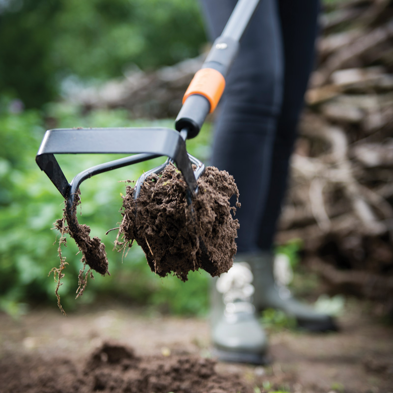 Fiskars QuikFit Krümmer Jäter im Garten