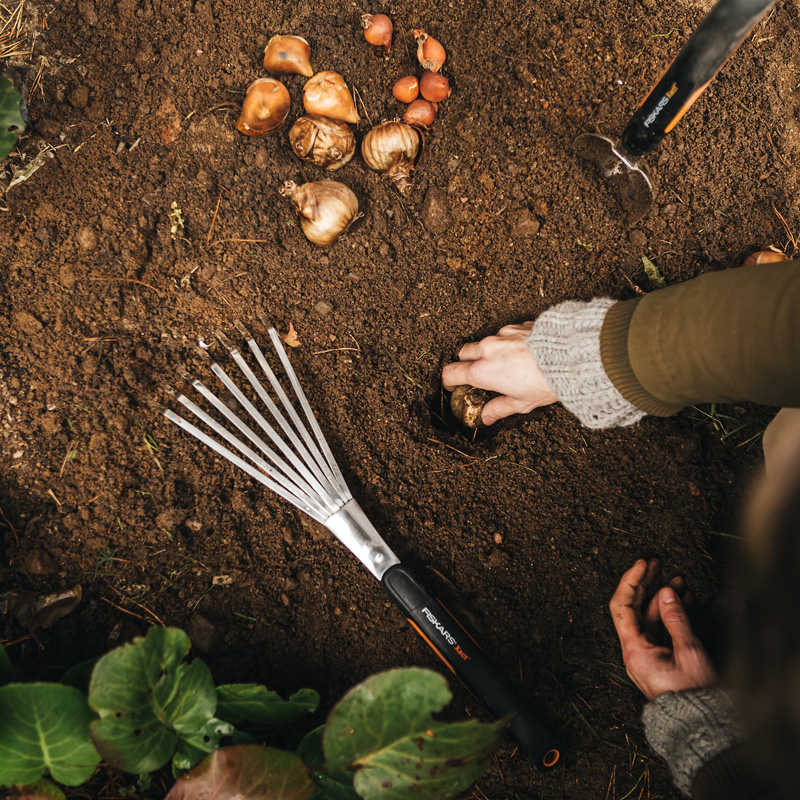 Fiskars Xact Handrechen beim pflanzen