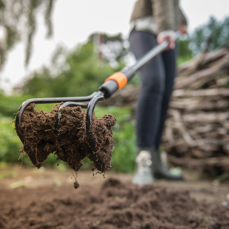 Fiskars QuikFit Krümmer im Garten