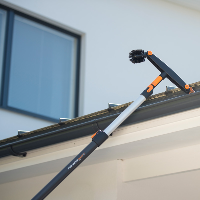 Fiskars QuikFit Dachrinnenreiniger 05