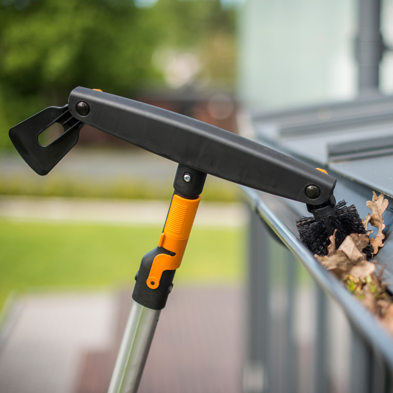 Fiskars QuikFit Dachrinnenreiniger 01