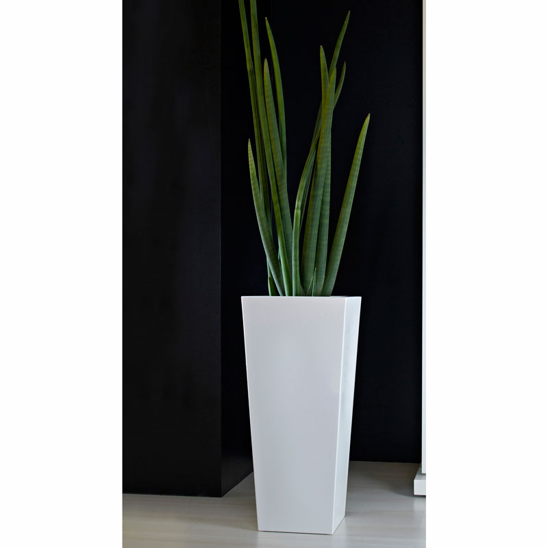 Hohe Vase Kiam in Weiß und Beispiel Bepflanzung